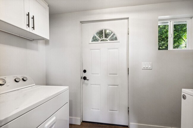 Foto del edificio - Cape Cod Cutie with 3 bd, 1 bth in Three T...