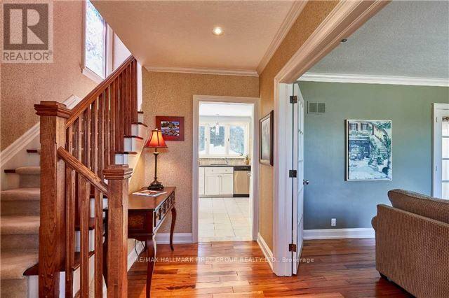 Photo du bâtiment - 24 Rossland Rd E