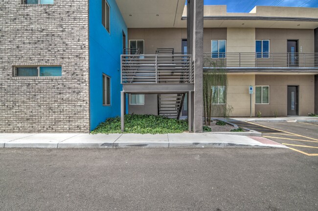 Foto del edificio - 1037 S Farmer Ave