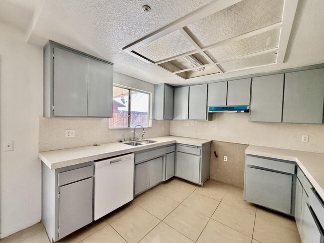 Building Photo - 13860 Luis Dr