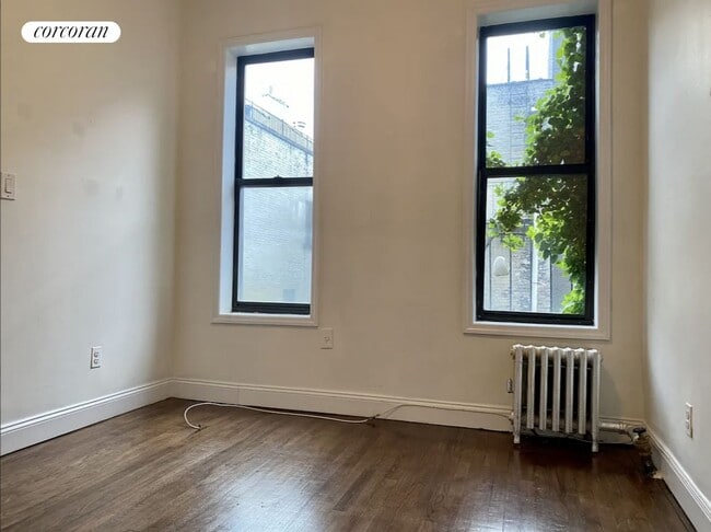Foto del edificio - 215 E 4th St
