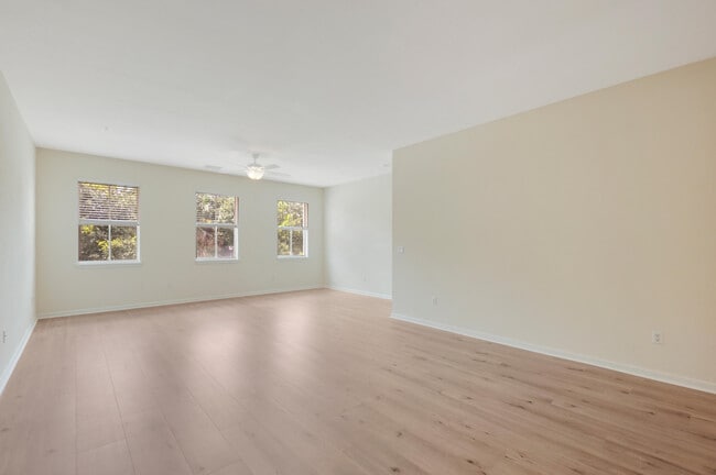Building Photo - 221 Greenwich Cir