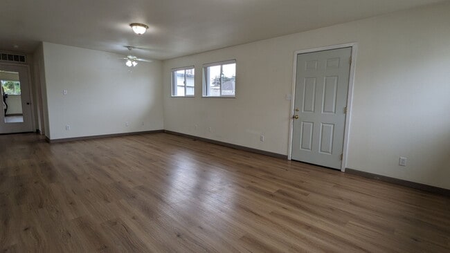Building Photo - Conveniently located 3/2 home near Henders...
