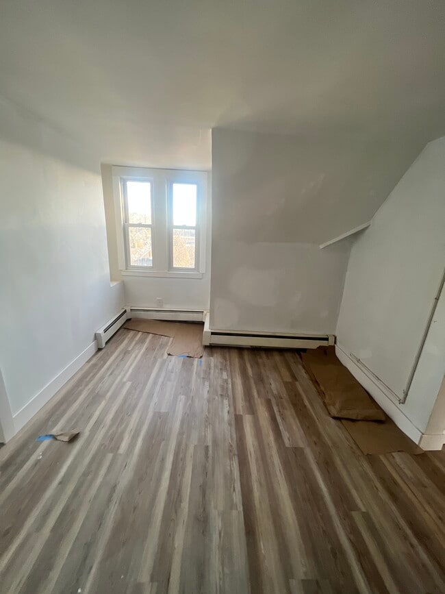 Living room/entry - 103 Walnut St