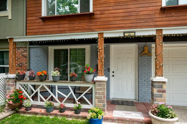 Foto del edificio - 3 Bedroom Townhome With Fenced Yard and 1 Car Garage