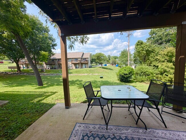 Foto del edificio - FULLY FURNISHED 2Br / Ground Floor Condo