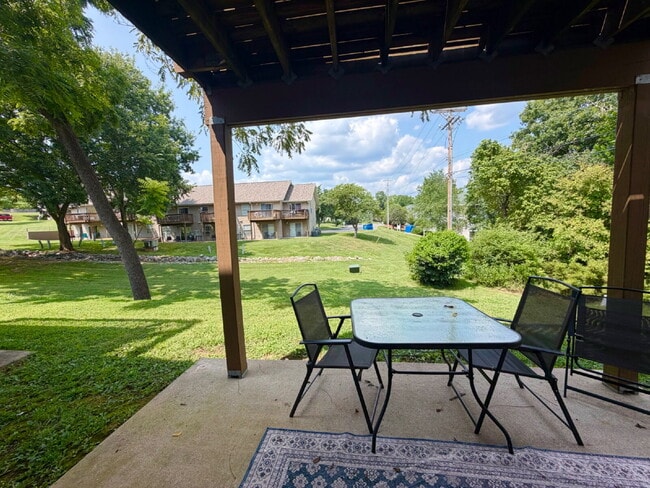 Building Photo - FULLY FURNISHED 2Br / Ground Floor Condo