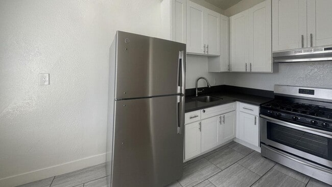 Building Photo - Budlong Apartments...Newly Renovated Studio...Hardwood Floors! CALL NOW!