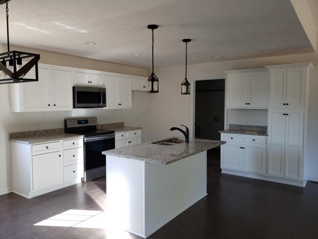 Building Photo - 1627 Old Lake Rd