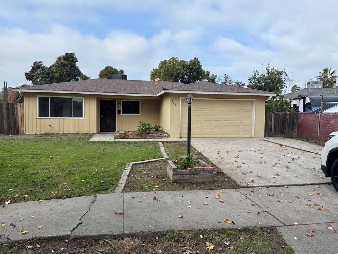 Primary Photo - 4 bed 2 bath in Merced available now