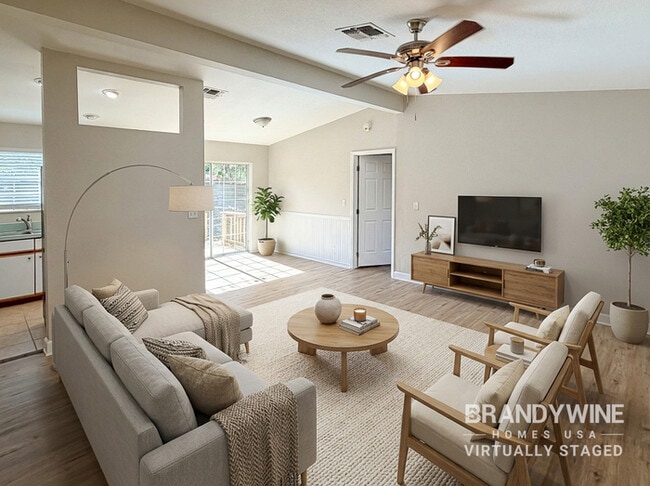 Building Photo - 132 E 8th St