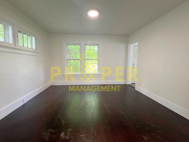 Building Photo - 3 bedrooms 1 bathrooms house for rent