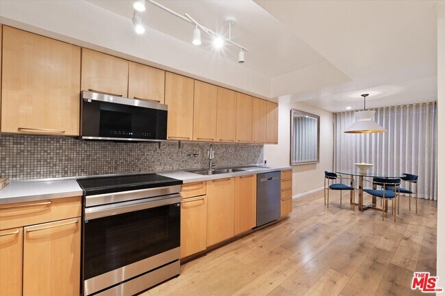 Foto del edificio - 7270 Hillside Ave
