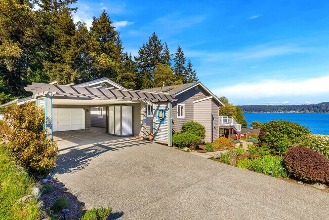 Building Photo - Spectacular Water View Home with Pilates/E...