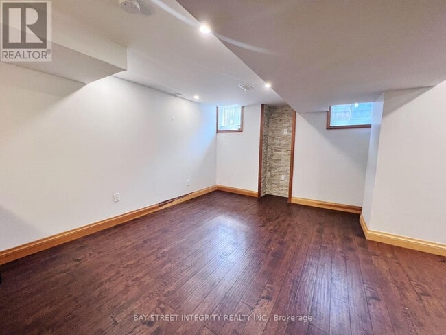 Building Photo - 220 Sixteen Mile Dr