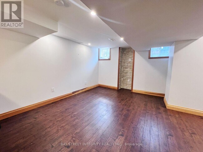 Photo du bâtiment - BSMT-220 SIXTEEN MILE DRIVE