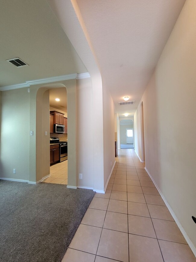 Building Photo - Spacious Home in Wildhorse At Tausch Farms