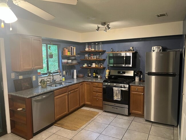 Building Photo - Super cute 3 bedroom 2 bath in NW Miram Manor