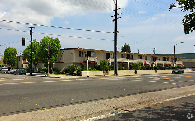 1200 E 52nd St - 52nd Street Apartments