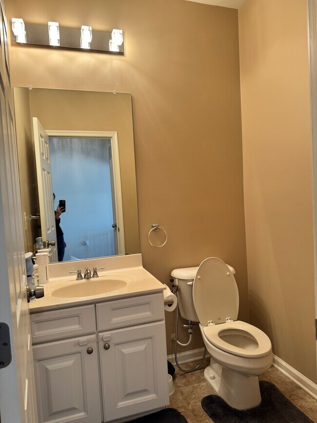 Medio baño en el piso principal - 813 Deluca Rd