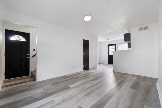 Building Photo - Now Pre-leasing: 4BR Townhouses in Scenic ...