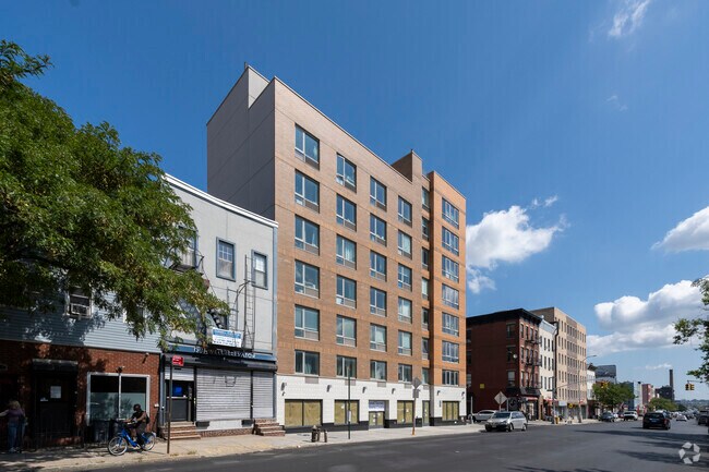 Building Photo - 885 Grand St
