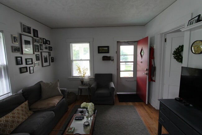 Foto del edificio - Beautiful 2-bedroom Charmer in Aksarben