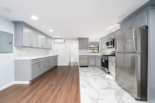 Building Photo - 258 Suydam Ave