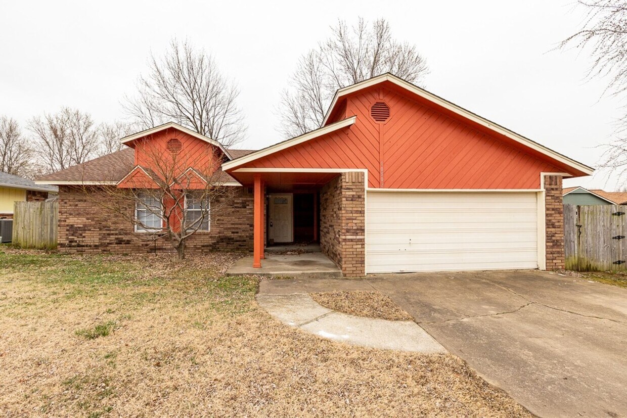 Foto principal - Rare four bedroom Owasso home! Get it befo...