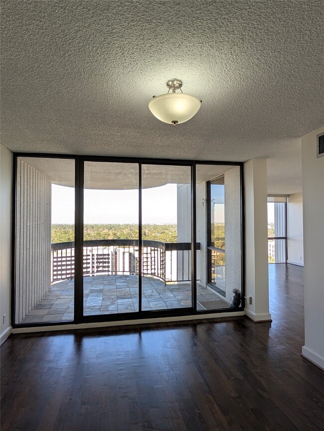 Foto del edificio - 5001 Woodway Dr