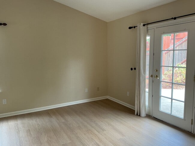 Building Photo - Lovely 3 Bedroom in Great Location!