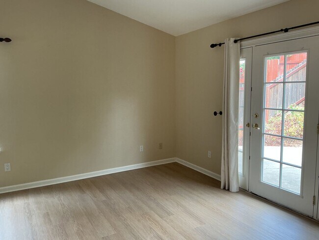 Foto del edificio - Lovely 3 Bedroom in Great Location!