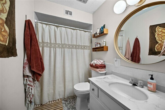 Foto del edificio - 4902 University Ave