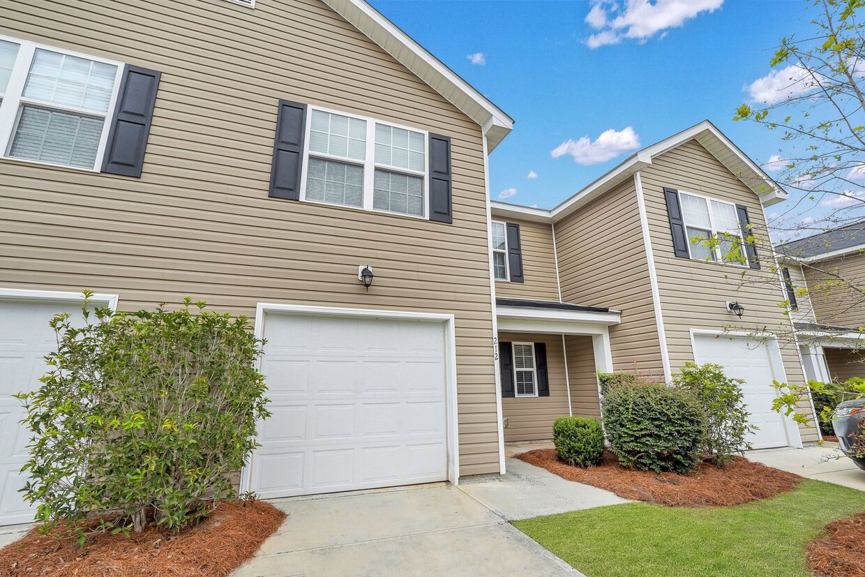 Foto principal - Savannah Highlands Townhome Available