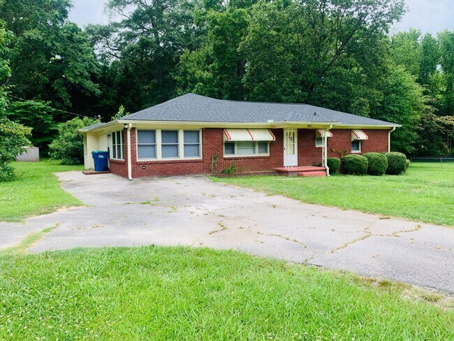 Foto del edificio - Spacious 4 bedroom 2 bathroom home with to...