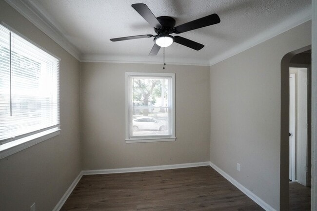Building Photo - This beautifully updated 3-bedroom, 1-bath...
