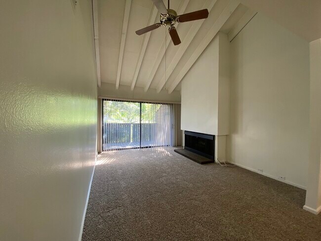Building Photo - Charming 2 bedroom 1 1/2 bath condo!