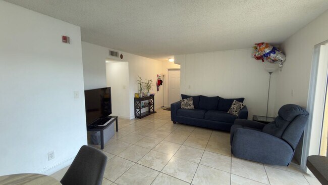 Foto del edificio - 7610 Westwood Dr