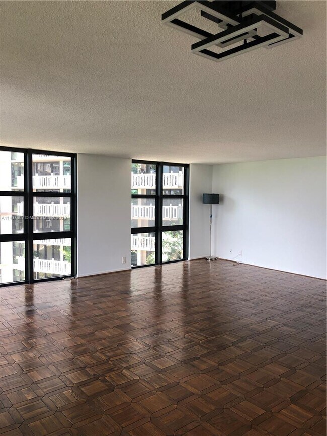 Foto del edificio - 1111 Crandon Blvd
