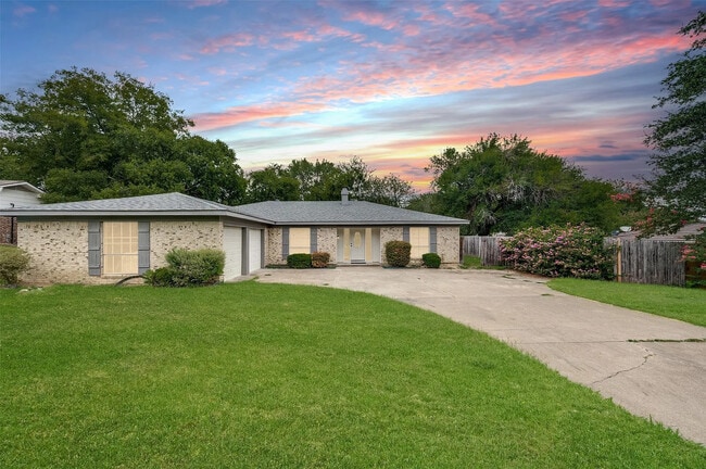 Building Photo - 9704 Leland Ln