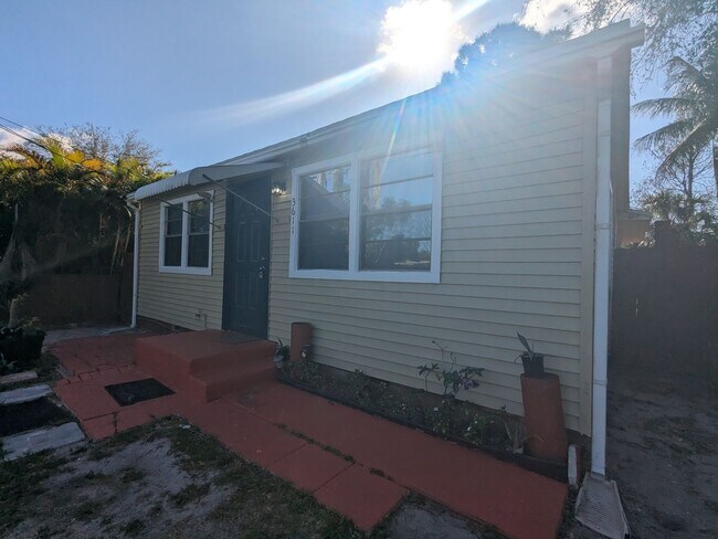 Foto del edificio - 2/1 Florida charm home in the heart of Palm Springs!