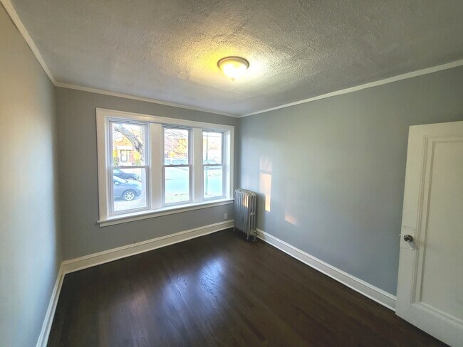 Building Photo - 1537 E 85th Pl