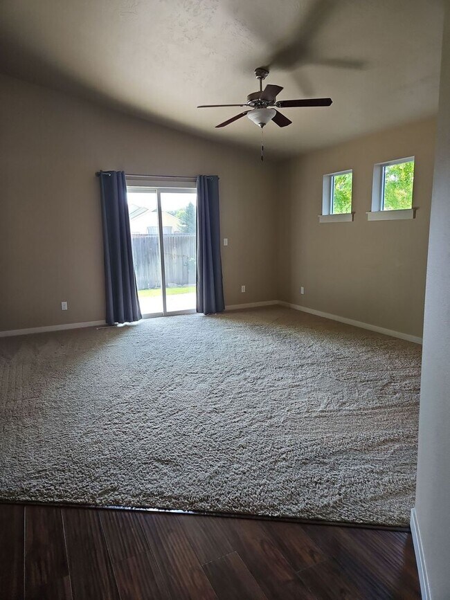 Foto del edificio - Beautiful 3 bedroom 2 bath home with a gre...
