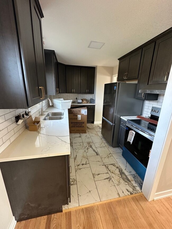 Building Photo - 3 Bedroom, 1 Bathroom House with Attached ...