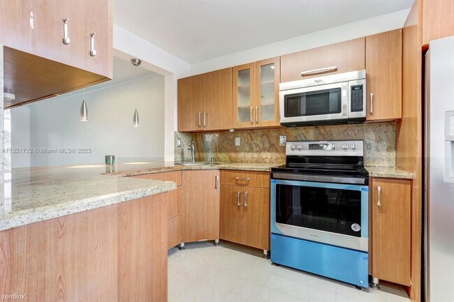 Building Photo - 3 br, 2.5 bath Townhome - Bonita Villas Condo