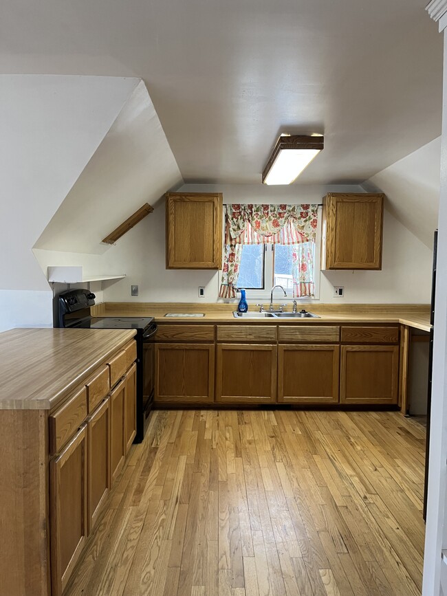 Full kitchen with new dishwasher - 169 Albrecht Ln