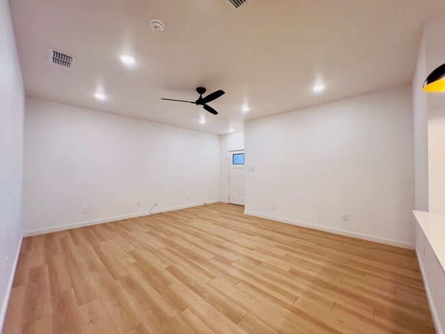 Foto del edificio - PRE-LEASING FOR A JULY MOVE-IN: Spacious 3-Bedroom Townhouse Near Texas Tech