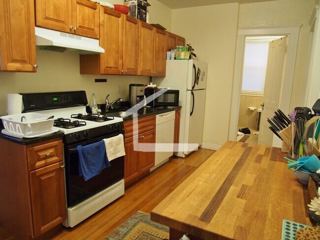 Building Photo - Charming and unique apartment