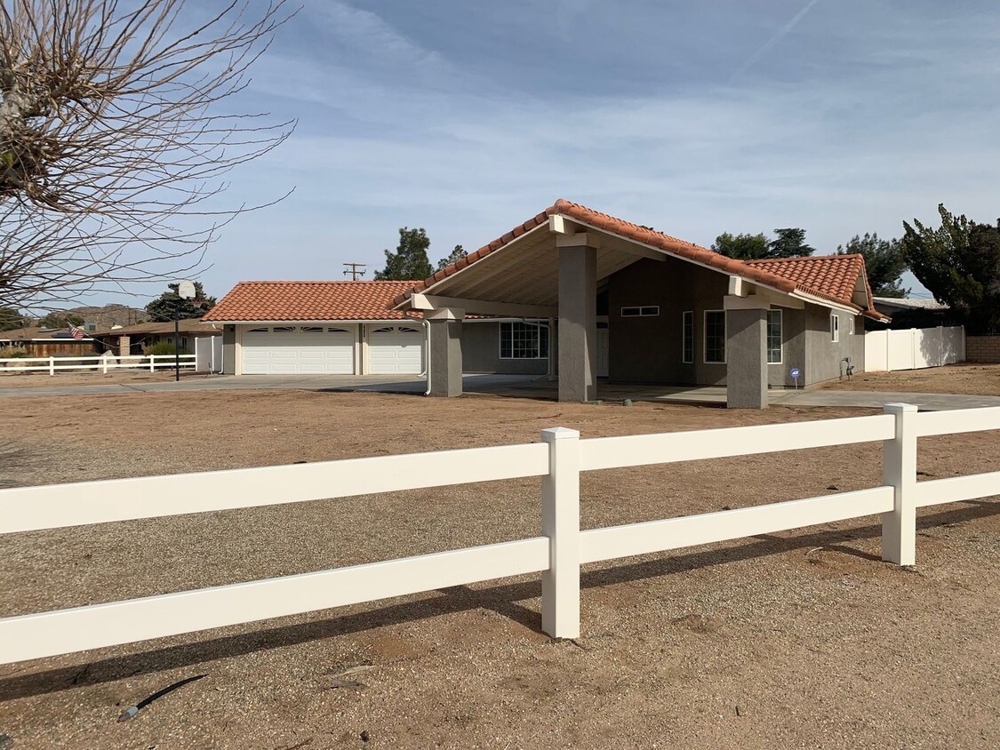 Primary Photo - Beautiful Desert Knolls Home