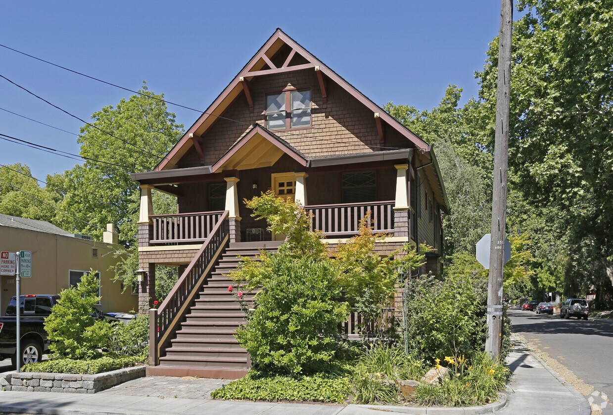 Building Photo - 900 33rd St